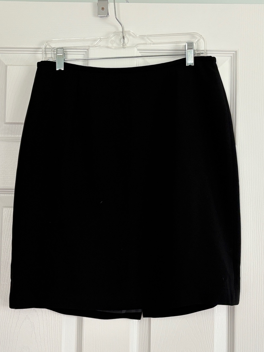 Josephine Chaus lined straight  
black skirt